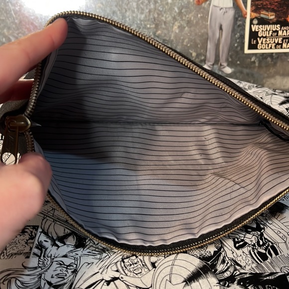 Hilroy binder bag and pencils - Picture 4 of 5